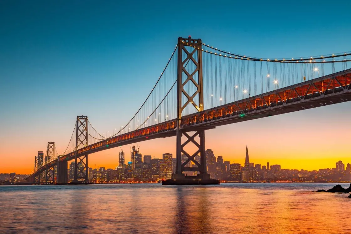 san_franciscooakland_bay__0.webp Online San Francisco-Oakland Bay Bridge in de avond fotobehang Architectuur