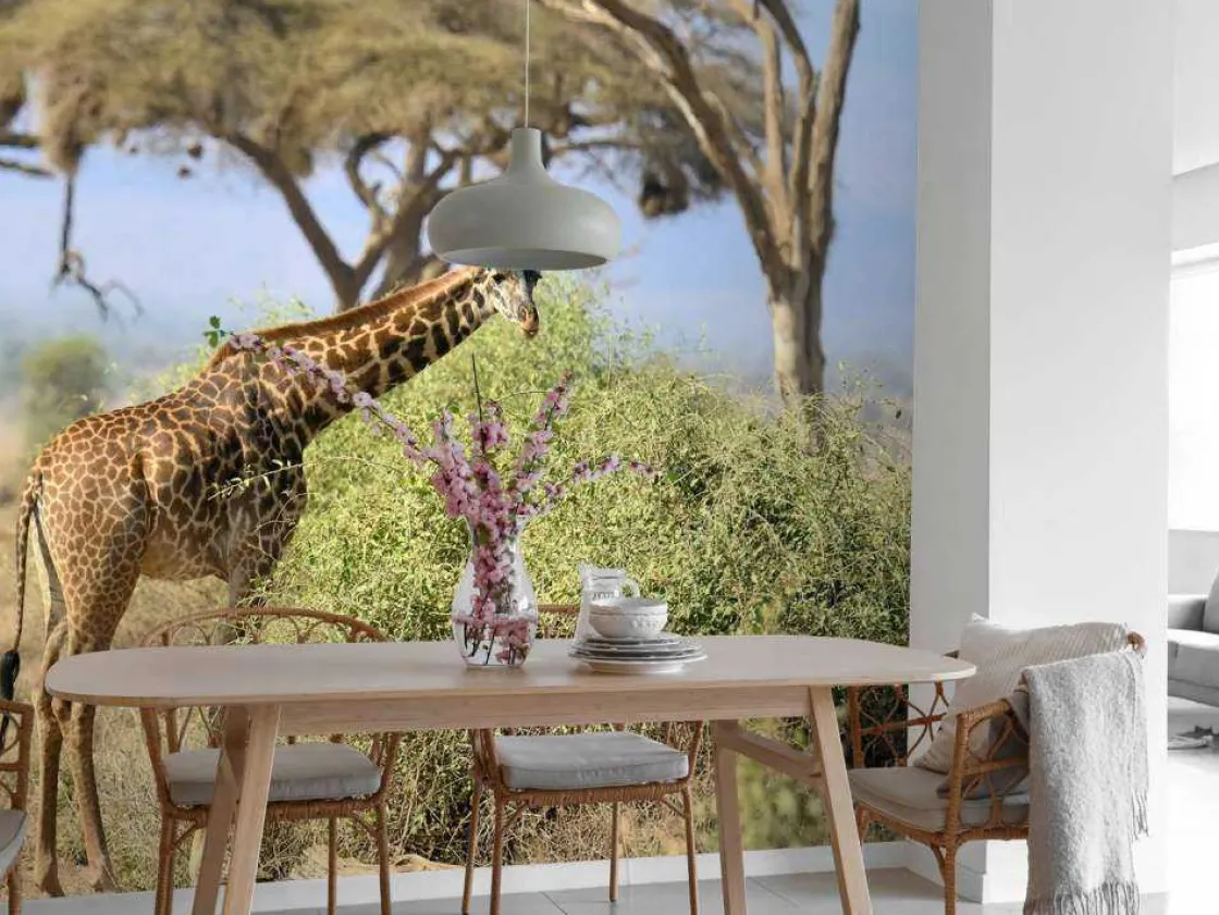 schattige_giraffe_tussen__3.webp Best Schattige Giraffe tussen struiken fotobehang Dieren | Bloemen