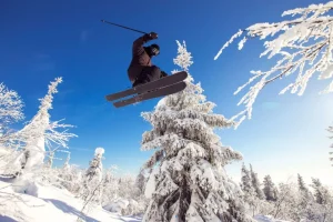 Sale Skiër maakt een hoge sprong fotobehang Tienerkamer | Sport
