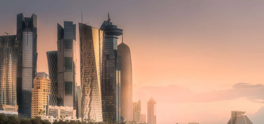 skyline_van_doha_in_de_av_0.webp Discount Skyline van Doha in de avond fotobehang Architectuur