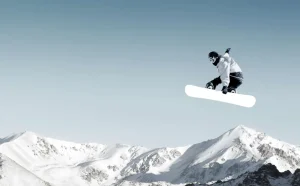 Fashion Snowboarder maakt een hoge sprong fotobehang Tienerkamer | Sport