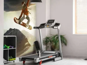 Hot Snowboarder maakt een sprong bij zonsondergang fotobehang Tienerkamer | Sport