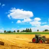 New Tractor verplaatst hooibalen fotobehang Transport | Steden