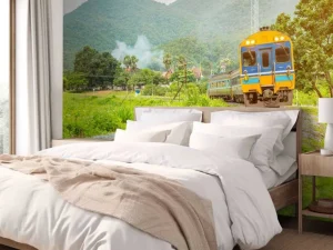 Fashion Trein door een dorpje in Thailand fotobehang Transport