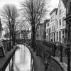 Hot Utrechtse gracht in zwart-wit fotobehang Architectuur