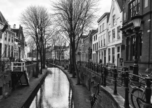 Hot Utrechtse gracht in zwart-wit fotobehang Architectuur