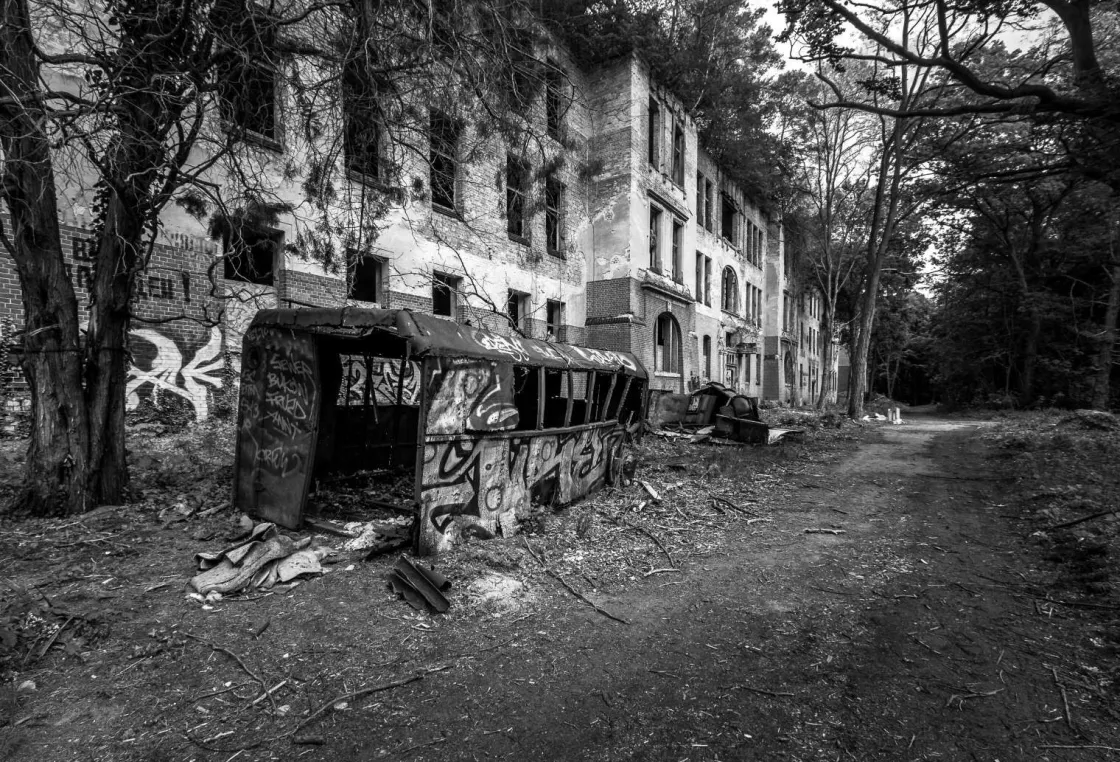 verlaten_dorpje_met_graff_0.webp Discount Verlaten dorpje met graffiti fotobehang Tienerkamer | Kunst & Design