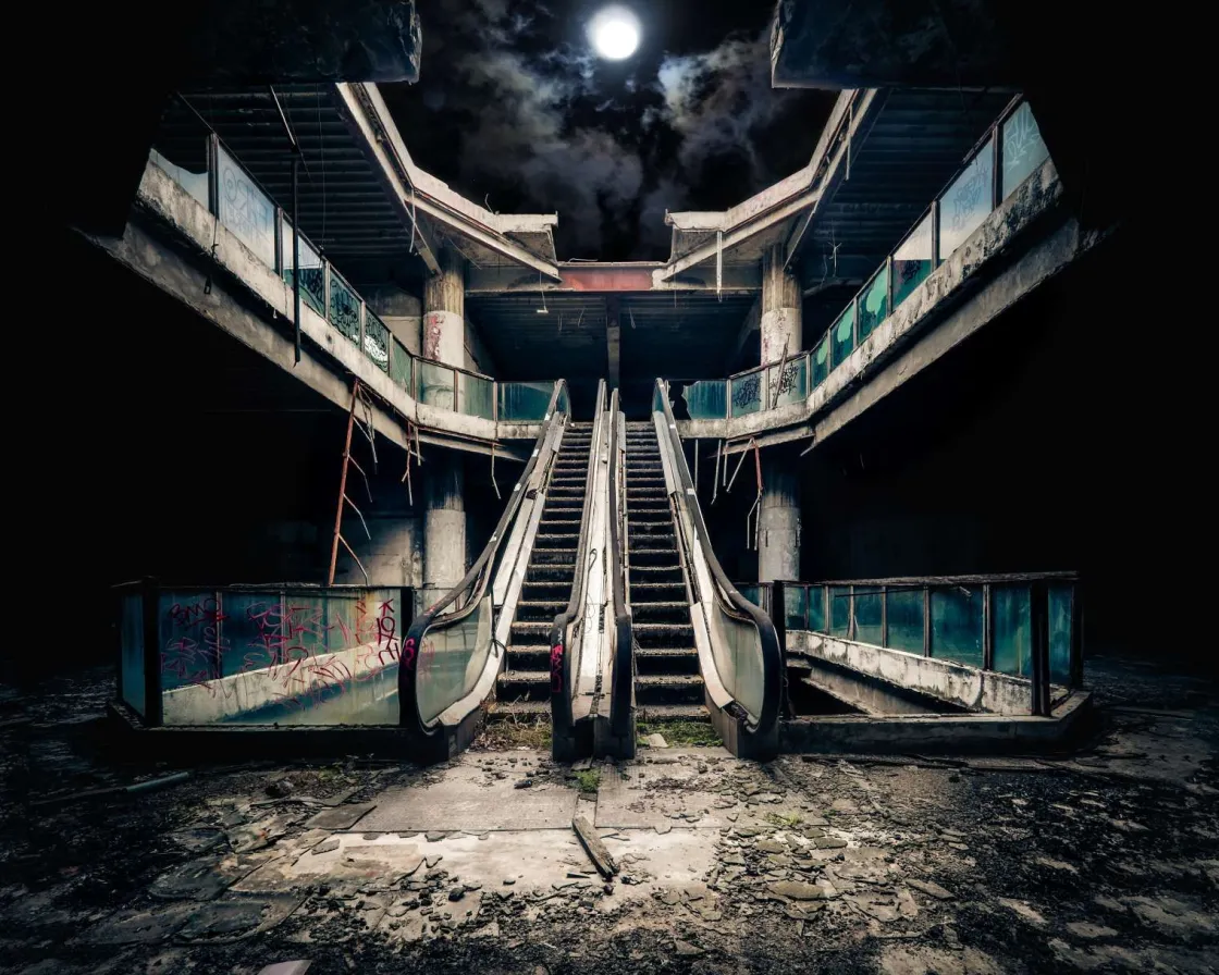 verlaten_gebouw_met_roltr_0.webp Sale Verlaten gebouw met roltrappen bij volle maan fotobehang 3d