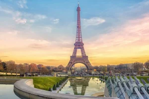 Discount Verlichte Eiffeltoren bij zonsondergang fotobehang Architectuur