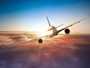 Hot Vliegtuig boven de wolken bij zonsondergang fotobehang Transport