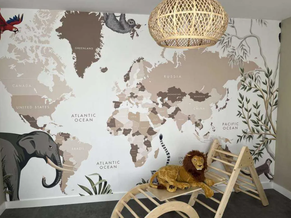 wereldkaart_met_jungle_di_1.webp Outlet Wereldkaart met jungle dieren Kinderkamer