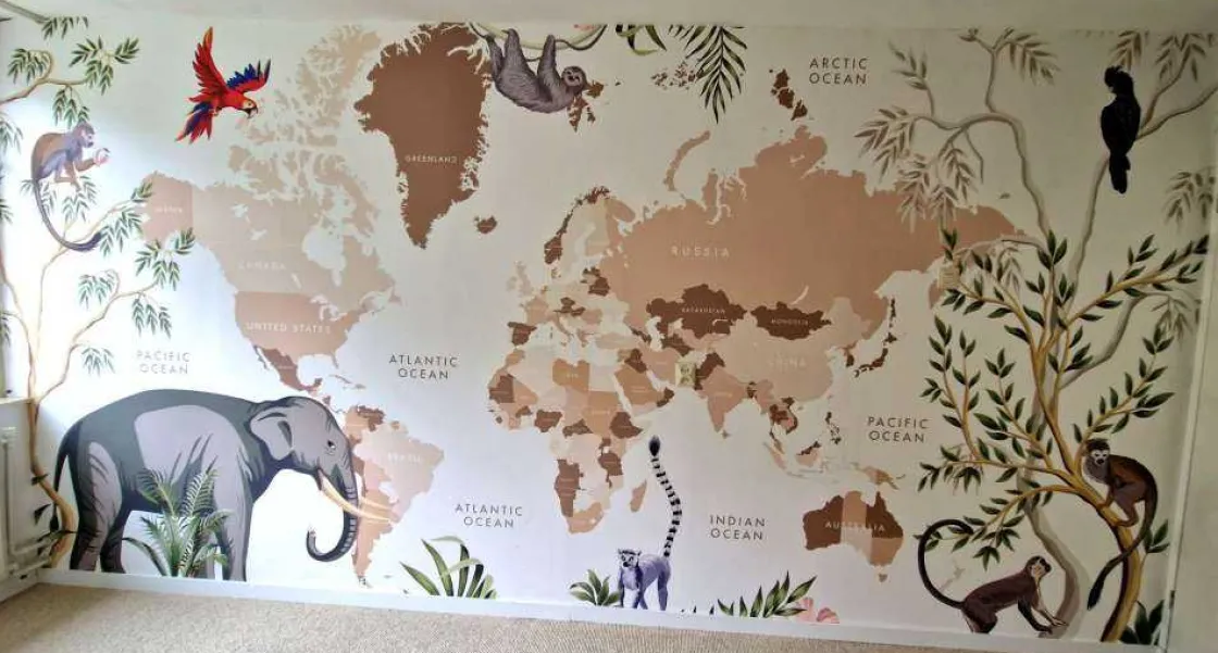 wereldkaart_met_jungle_di_2.webp Outlet Wereldkaart met jungle dieren Kinderkamer