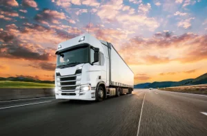 Clearance Witte vrachtwagen op de snelweg bij zonsondergang fotobehang Tienerkamer | Kinderkamer