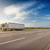 Hot Witte vrachtwagen op een zonnige dag fotobehang Tienerkamer | Kinderkamer
