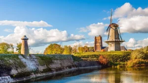 Outlet Woudrichem in de herfst fotobehang Steden | Architectuur