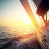 Online Zeilboot bij zonsondergang fotobehang Transport