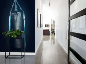 Discount Zwarte bokszak met een blauwe achtergrond fotobehang Sport