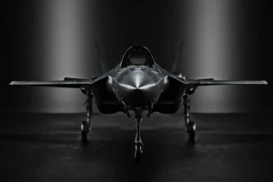 Hot Zwarte F35 in een donkere ruimte fotobehang Tienerkamer | Kinderkamer